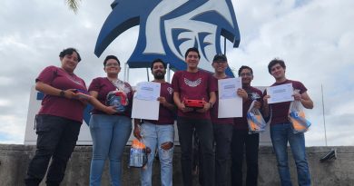 Estudiantes de UPQ dominan concurso de mini robots autónomos