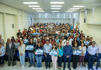 Reciben becas estudiantes de la UT San Juan