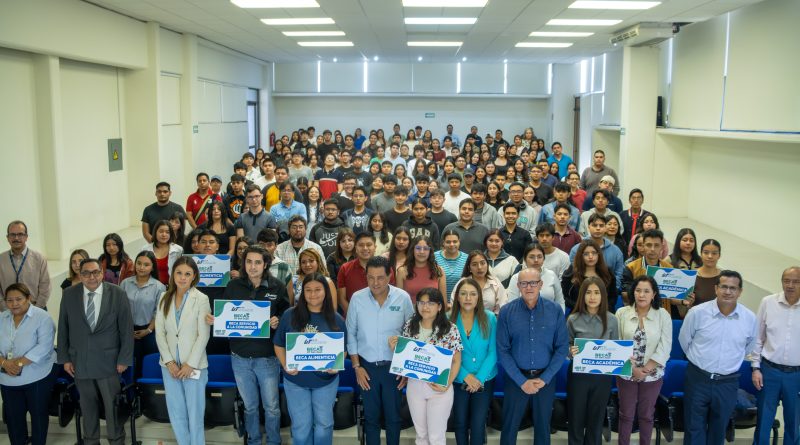 Reciben becas estudiantes de la UT San Juan