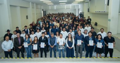 Entrega rector de la UT San Juan constancias del sistema empresarial especializado ERP SAP
