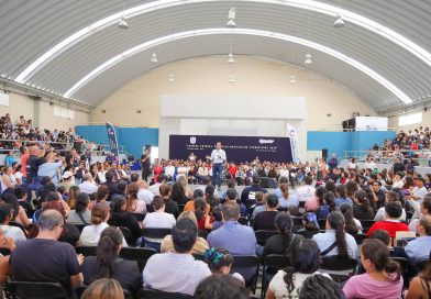 Chepe Guerrero entrega más de 9 mil becas a estudiantes de Corregidora